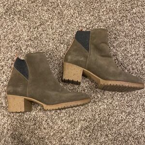 Leather Dr. Scholl’s army green block heel bootie size 8.5
